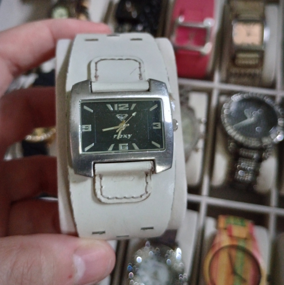 Y2K Roxy Leather Strap Watch - Picture 2 of 4